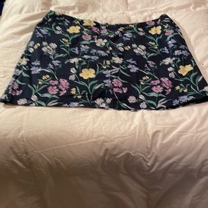 Skort. Karen Scott. 20W. Multicolored flowers on navy blue. Excellent condition